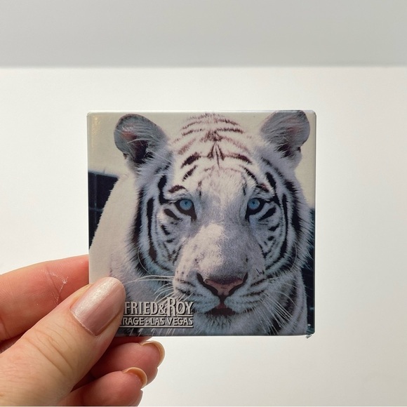 Siegfried & Roy White Tiger Fridge Magnet - Picture 2 of 7